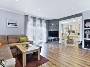 TV - Schönes Ferienhaus mit Swimmingpool by Interhome (Buje)