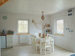 Dining - Schönes, ruhiges Haus in der Nähe des Waldes und des Meeres by Interhome (Kopalino)