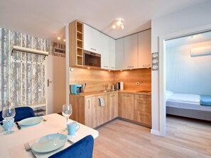 Kühlschrank, Mikrowelle, Geschirrspüler, Kochgeschirr/Geschirr/Besteck