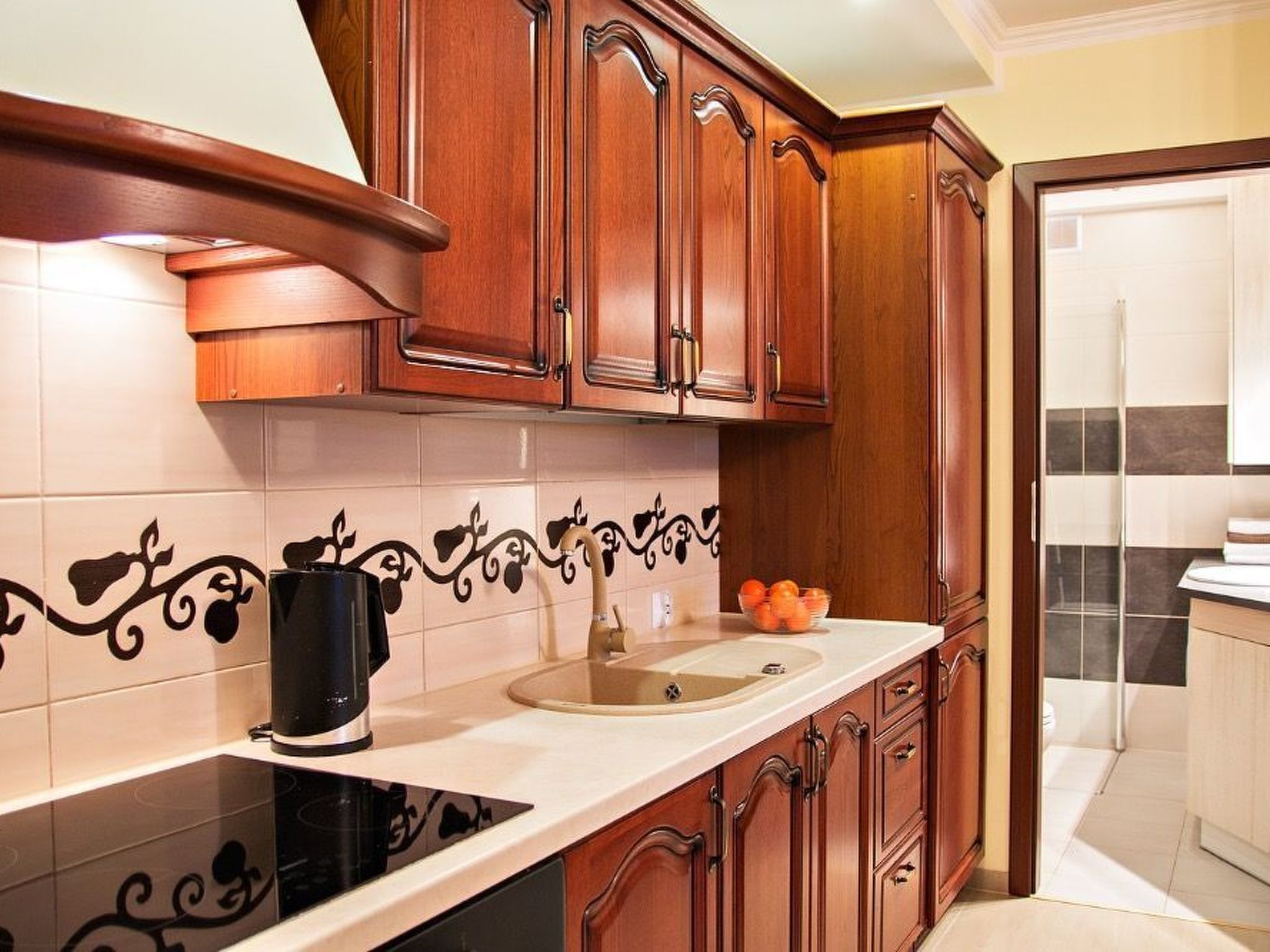 Kjøleskap, ovn og kjøkkenutstyr