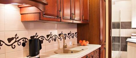 Kjøleskap, ovn og kjøkkenutstyr