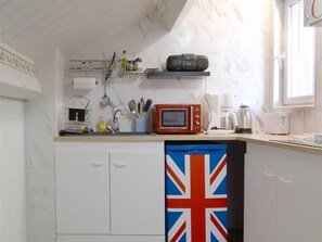 Fridge, microwave, oven, cookware/dishes/utensils - mit Terrasse by Interhome (Béziers)
