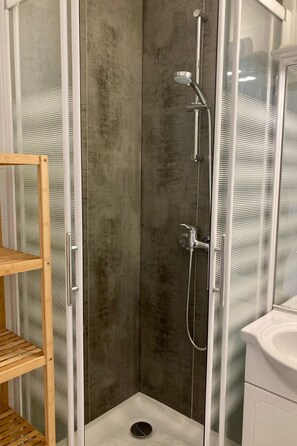 Bathroom - Gartengeschoss in der Nähe von Strand und Hafen by Interhome (Cap d'Agde)