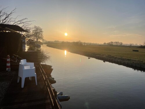 Chalet Welcome direkt am Wasser mit eigenem Steig by Interhome