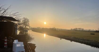 Chalet Welcome direkt am Wasser mit eigenem Steig by Interhome