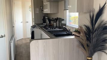 Fridge, cookware/dishes/utensils