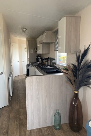 Fridge, cookware/dishes/utensils