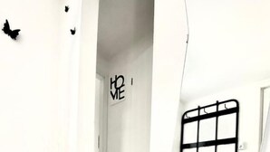 Una escala de fusta que porta a una habitació.