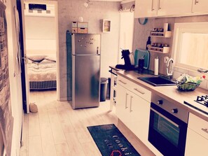 Kühlschrank, Ofen, Kochgeschirr/Geschirr/Besteck