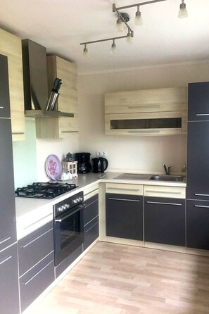 Kühlschrank, Ofen, Kochgeschirr/Geschirr/Besteck