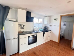 Fridge, oven, cookware/dishes/utensils - Ela mit Holzgrill, Garten und Terrasse by Interhome (Wervershoof)