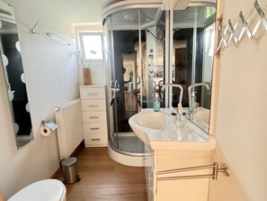 Bathroom - Ela mit Holzgrill, Garten und Terrasse by Interhome (Wervershoof)