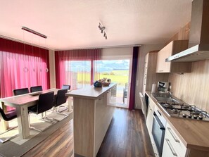 Kühlschrank, Ofen, Geschirrspüler, Kochgeschirr/Geschirr/Besteck