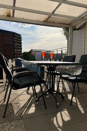 Outdoor dining - Charmantes Ferienhaus "Hilda" mit Terrasse by Interhome (Wervershoof)