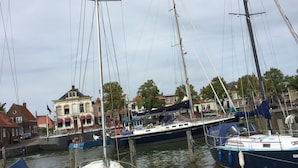 Un port de plaisance où sont amarrés plusieurs voiliers.