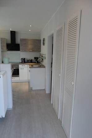 Fridge, oven, cookware/dishes/utensils - Schmuckes neuwertiges Ferienhaus  auf einer kleinen Ferieninsel by Interhome (Wervershoof)