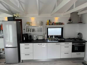 Kühlschrank, Mikrowelle, Ofen, Kochgeschirr/Geschirr/Besteck