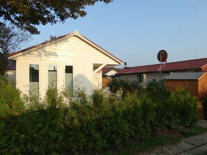 Exterior - Schönes Ferienhaus in Wervershoof mit Garten, Grill und Terrasse by Interhome (Wervershoof)