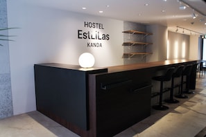Reception - HOSTEL EstLiLas KANDA (Chiyoda City Iwamotochō)