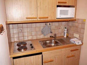 Kühlschrank, Mikrowelle, Geschirrspüler, Kochgeschirr/Geschirr/Besteck