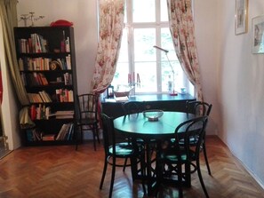 Dining - Wohnung in Hernals mit Garten- und Strassenblick by Interhome (Vienna)
