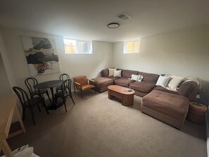Smart TV, books, computer monitors - Charming, Spacious 5-bedroom house with amenities in vibrant Denver (Denver)