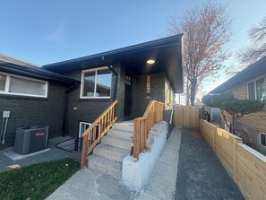 Exterior - Charming, Spacious 5-bedroom house with amenities in vibrant Denver (Denver)