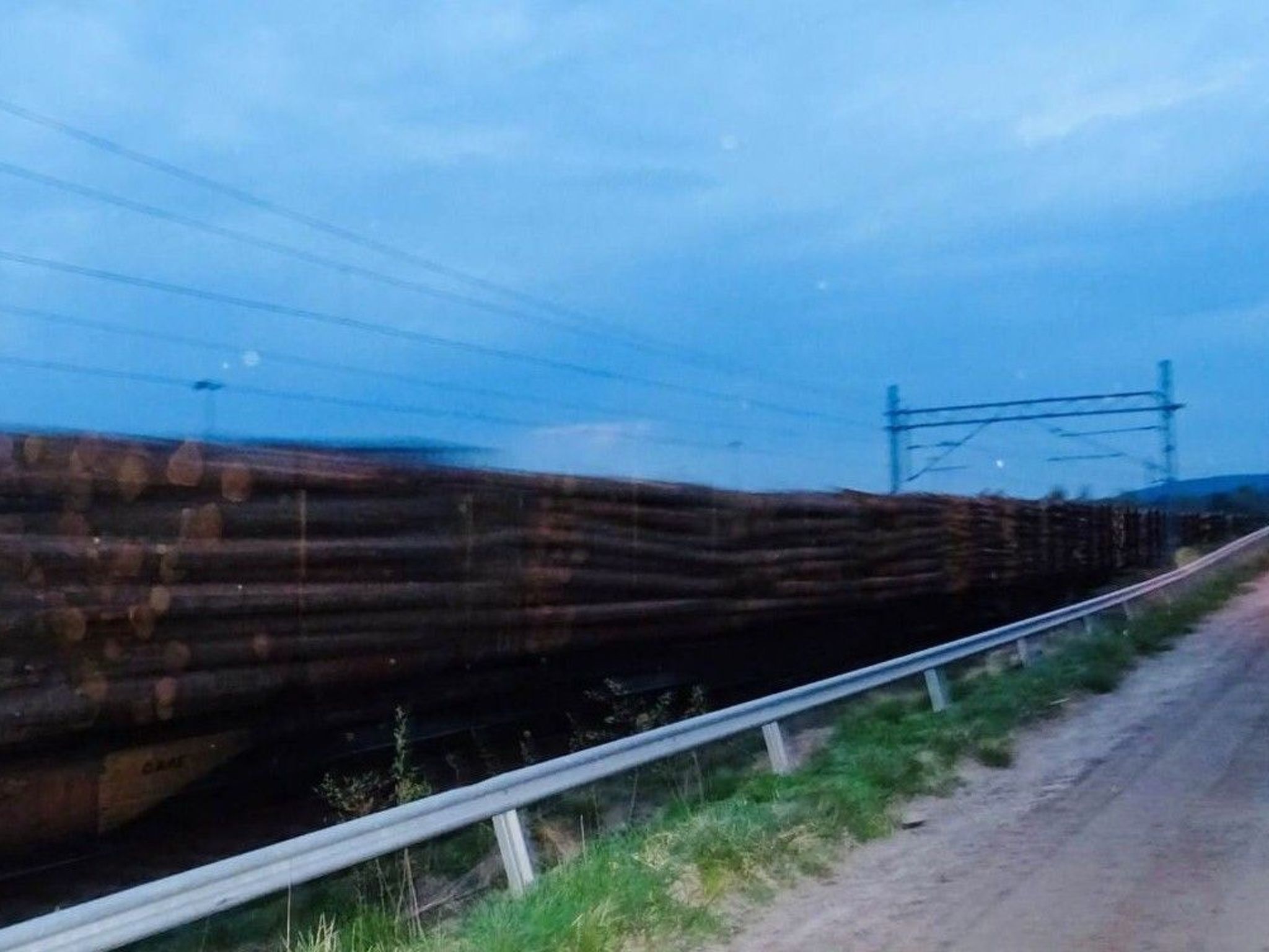 Un tren circulando sobre vías de ferrocarril.
