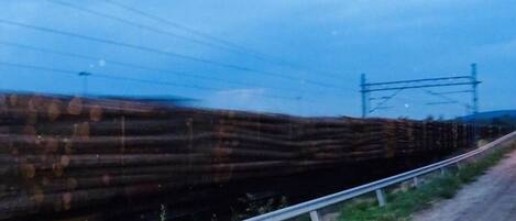 Un tren circulando sobre vías de ferrocarril.