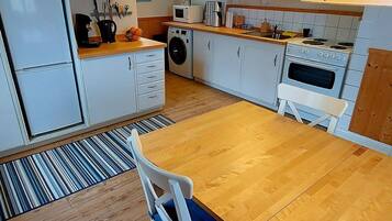 Refrigerador, microondas, horno y utensilios de cocina