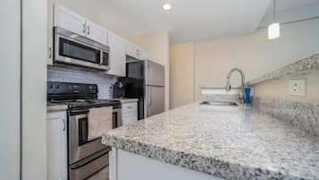 Microondas, horno, parrilla de estufa y lavavajillas