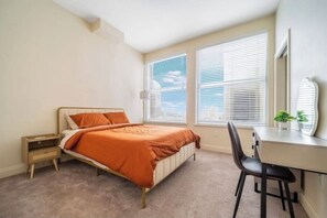 2 bedrooms, WiFi, bed sheets, wheelchair access - Downtown Oasis with city view! 2 Private Bedrooms + Full Kitchen + Fitness (Indianapolis)