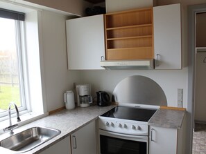 Refrigerador, horno, lavavajillas y utensilios de cocina 