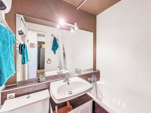 Bathroom - Soyouz Vanguard by Interhome (Le Corbier)