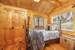WiFi, bed sheets - Jackson Hole Cabin on 4+ wooded acres in Wilson, WY (Wilson)