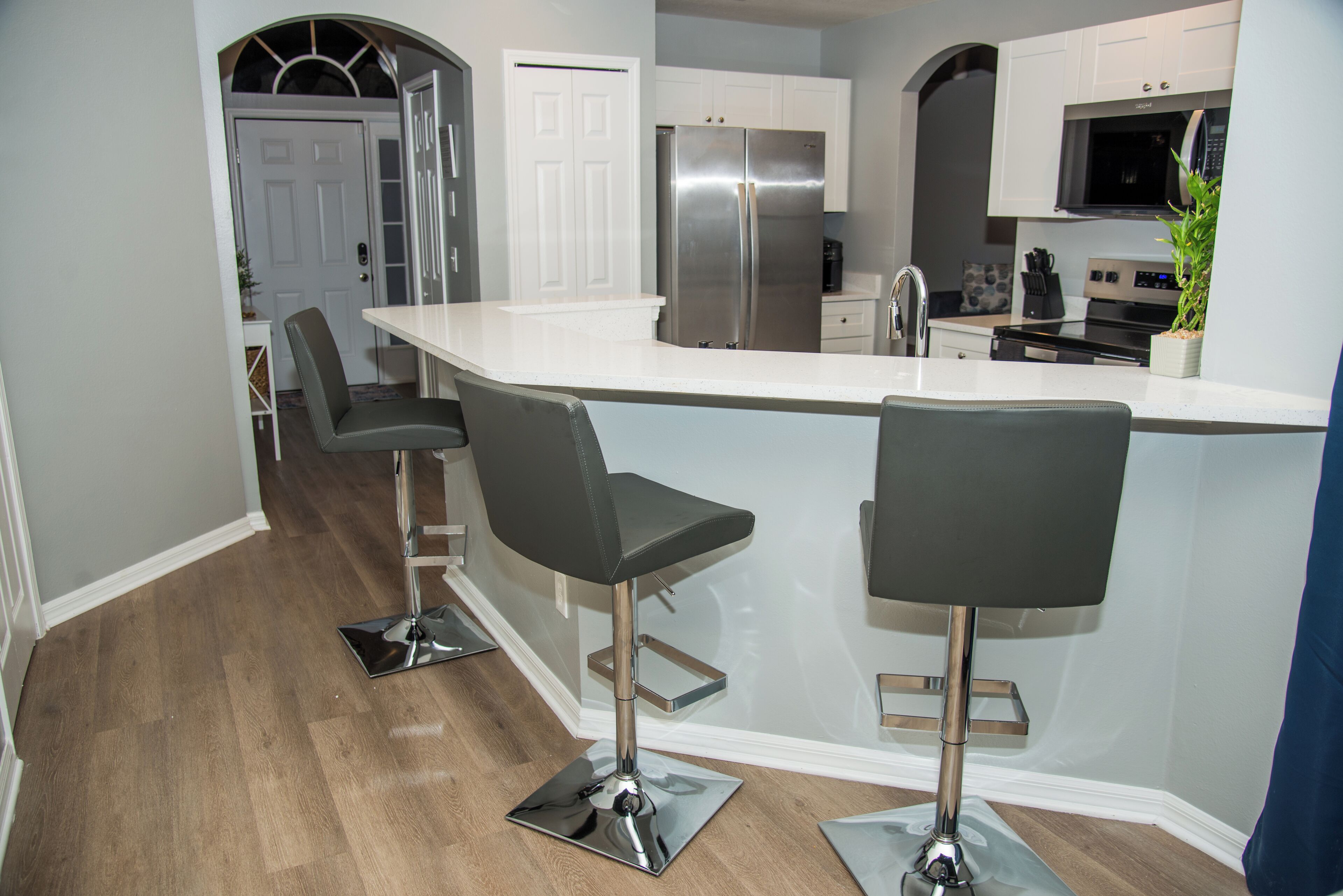 Mikrobølgeovn, ovn, kokeplater og papirhåndklær