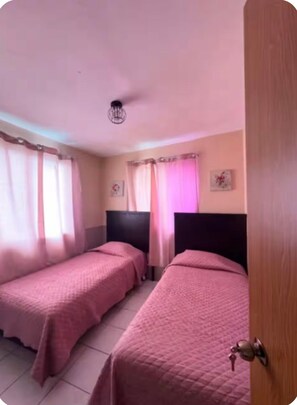 Tabla de planchar con plancha, wifi y ropa de cama 