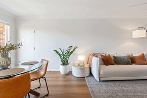 TV - Spacious Apartment Near Cronulla Beach (Cronulla)