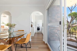 Dining - Spacious Apartment Near Cronulla Beach (Cronulla)