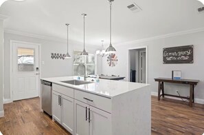Interior - Nice 4-bedroom house with walking distance to theAT&T stadium (Arlington)