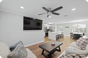 Smart TV - Nice 4-bedroom house with walking distance to theAT&T stadium (Arlington)