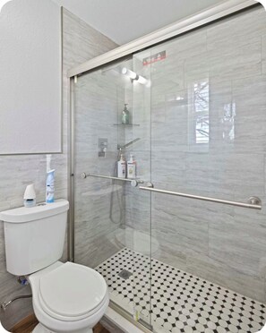 Shower, towels, soap, toilet paper - Nice 4-bedroom house with walking distance to theAT&T stadium (Arlington)