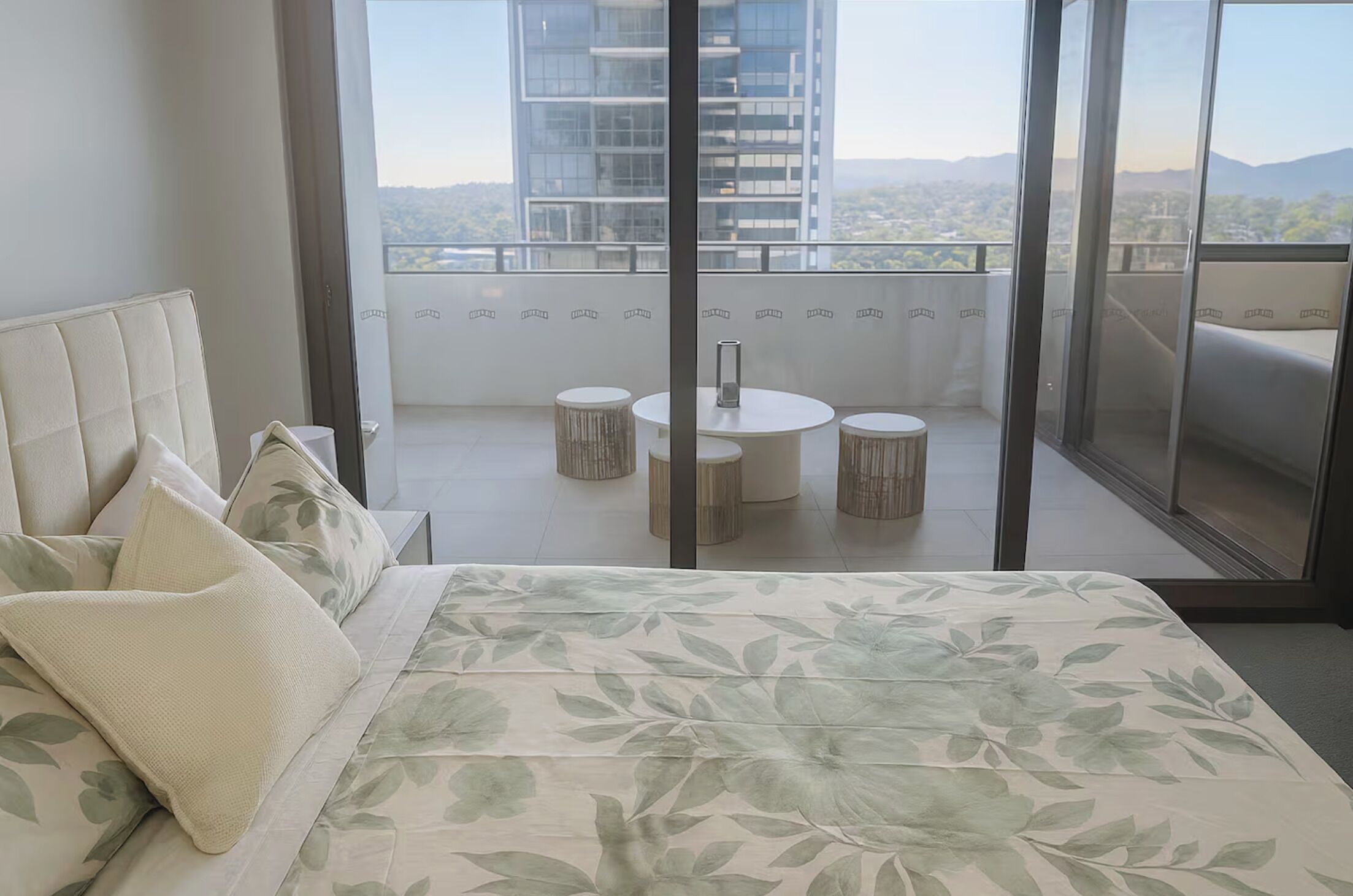 Tabla de planchar con plancha, wifi y ropa de cama 