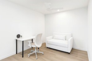 Living area - Milton Oasis - Luxury Apt near Milton Station (Milton)