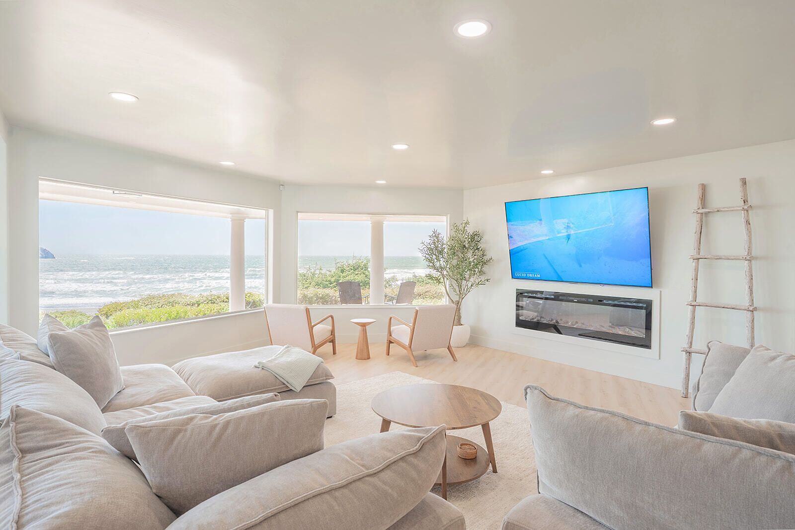 Smart TV, fireplace