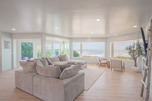 Smart TV, fireplace - Pacific Edge  Private Beach Access, Oceanfront Luxury Retreat 4BR 3BA (Smith River)