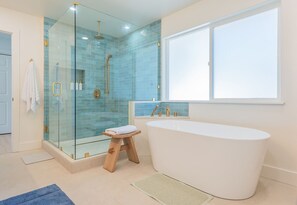 Shower, hair dryer, bidet, towels - Pacific Edge  Private Beach Access, Oceanfront Luxury Retreat 4BR 3BA (Smith River)