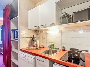 Fridge, dishwasher, cookware/dishes/utensils - Les Olympiades by Interhome (Val Thorens)