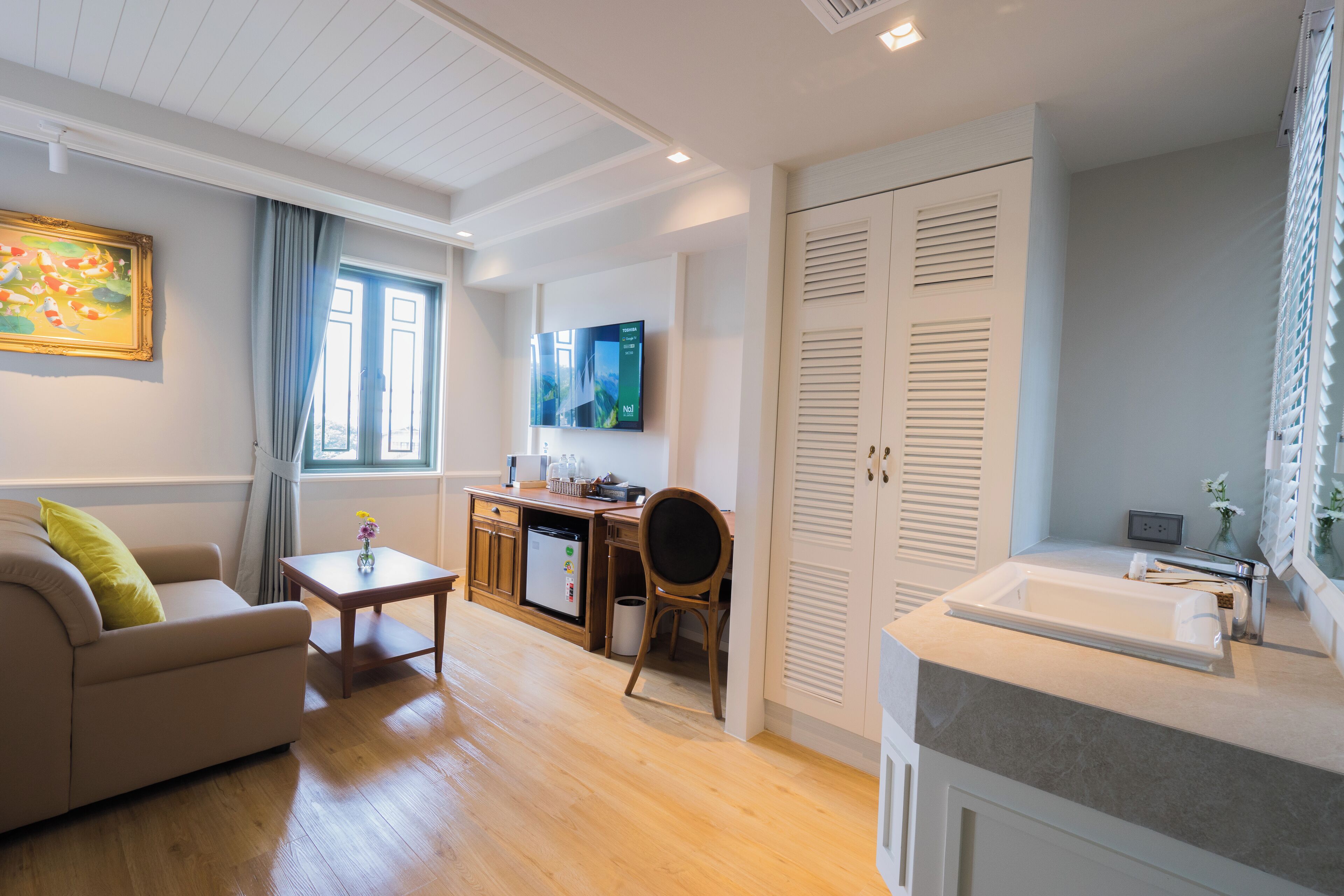 Executive Suite, City View | Living area