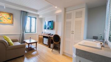 Executive Suite, City View | Living area